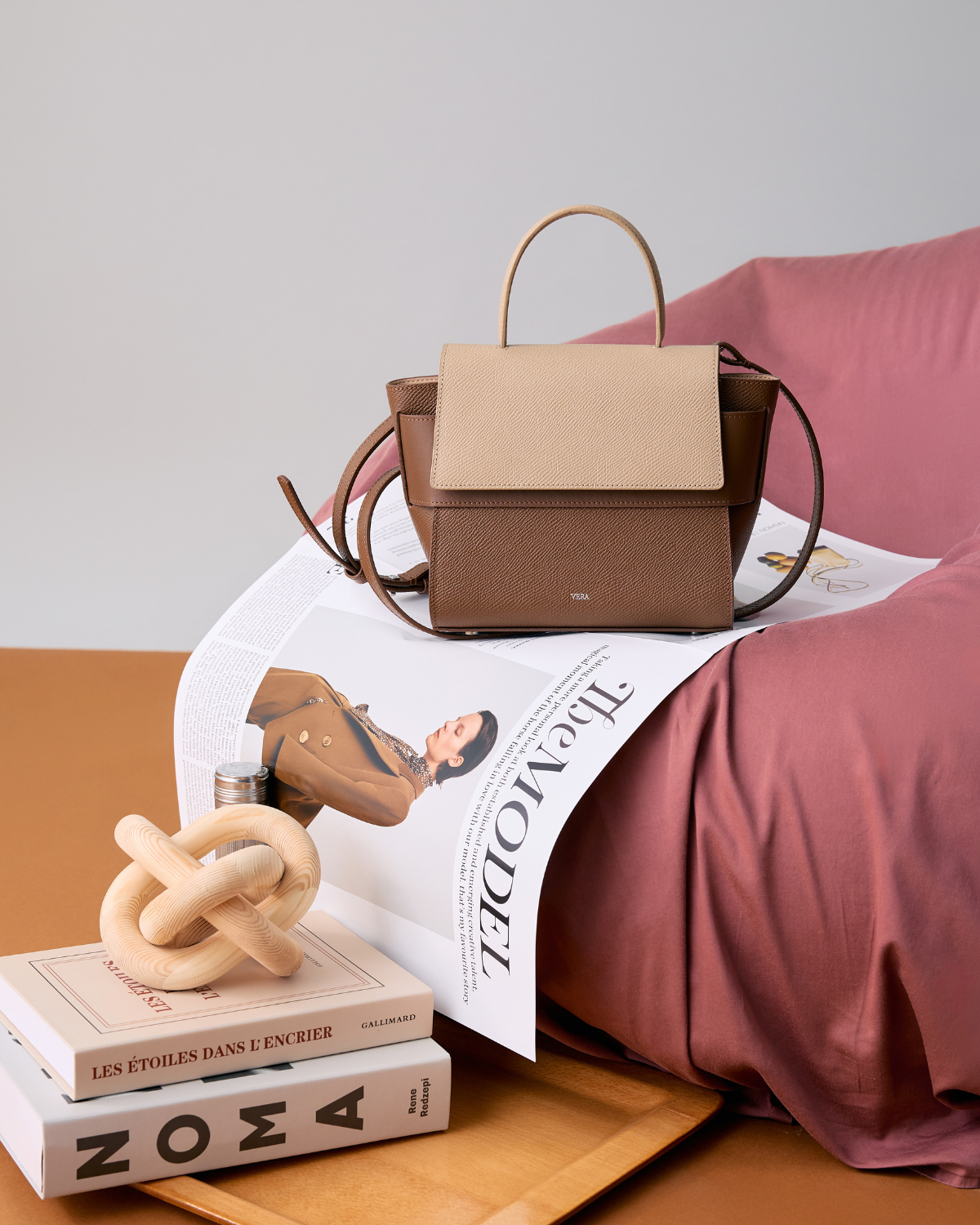 กระเป๋าถือหนังแท้ VERA Margo Leather Handbag, Size 20 สี Perfect Mocha Mousse